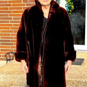 MOUTON LAMB REDDISH BRN 3/4 L GD COND LT 50’s MD TEAR IN LINING VINTAGE COAT